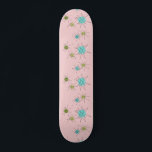 Pink Iconic Atomic Sternexplosion Skateboard<br><div class="desc">Dieses rosa Ikonische Atomic Sternexplosion Skateboard-Muster zeigt die ikonischen atomaren Sternexplosionen. Das stimmt! Die alte Schule, First Lady Pink farbener Hintergrund mit goldenen Fesseln ist der perfekte Hintergrund für die lebendigen türkisfarbenen, beruhigenden Sellerie und kitschigen Birnen grünen Kreise. Die Farbflecken sind sporadisch in verschiedenen Größen platziert, mit überlegenen schwarz-V-förmigen Linien,...</div>
