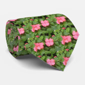 Pink Impatiens Blume Blumenkohl Krawatte (Gerollt)