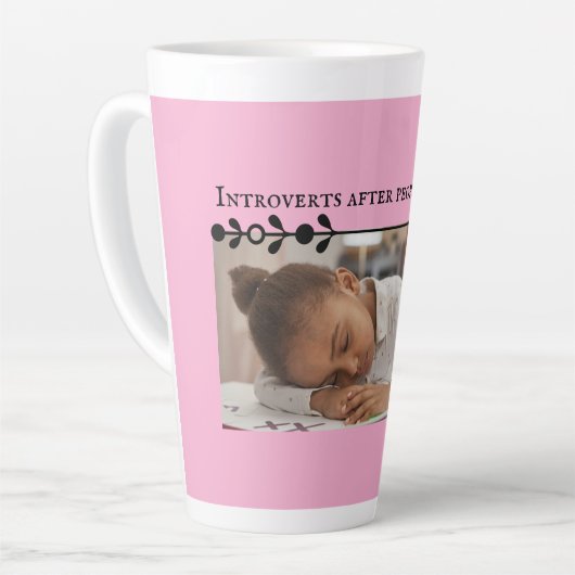 Pink Introvert Meme Latte Tasse (Linke Ecke)