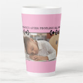 Pink Introvert Meme Latte Tasse (Vorderseite)
