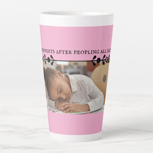 Pink Introvert Meme Latte Tasse (Vorderseite)