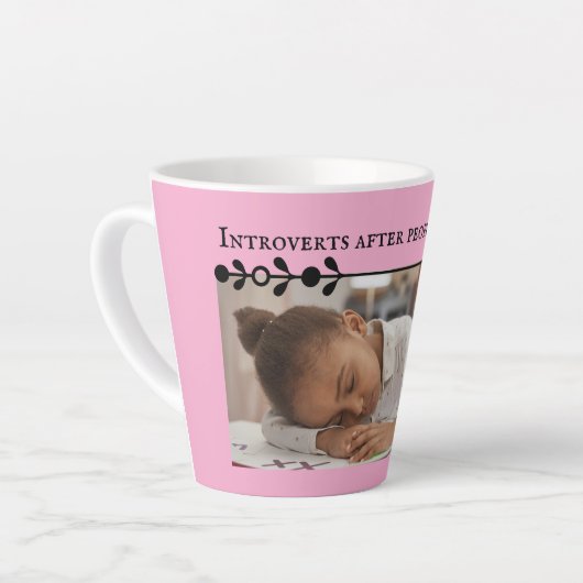 Pink Introvert Meme Latte Tasse (Linke Ecke)
