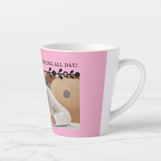 Pink Introvert Meme Latte Tasse