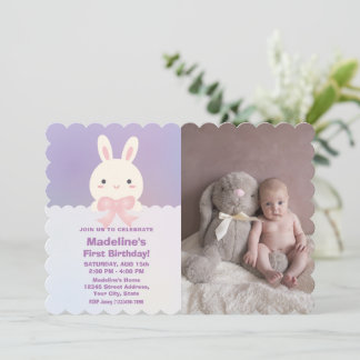 Pink Irgendein Bunny ist das erste Geburtstags-Fot Einladung
