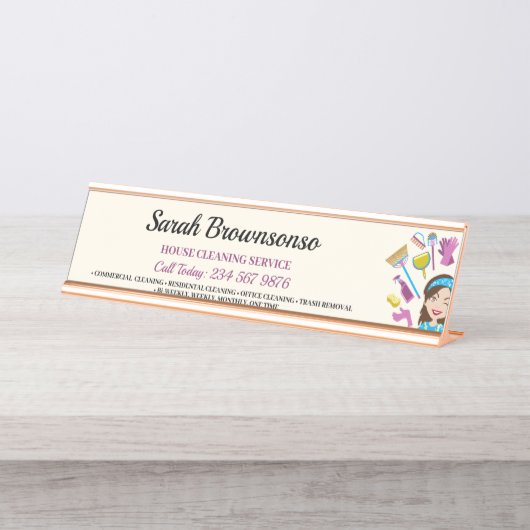 Pink Ivory Janitorial Cartoon Reinigungsmarke Schreibtischnamensplakette (Vorderseite )