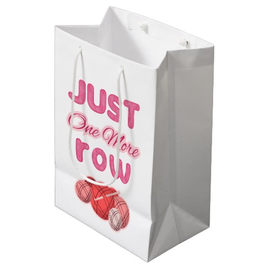 Pink Just One More Row Knitting Mittlere Geschenktüte (Vorderseite Schrägansicht)