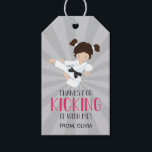 Pink Karate Girl Birthday Geschenkanhänger<br><div class="desc">Mädchen Karate Geburtstagsparty Gefallen Tags in Rosa.</div>