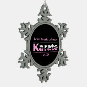 Pink Karate Martial Arts Moderne Typografie Schneeflocken Zinn-Ornament (Links)