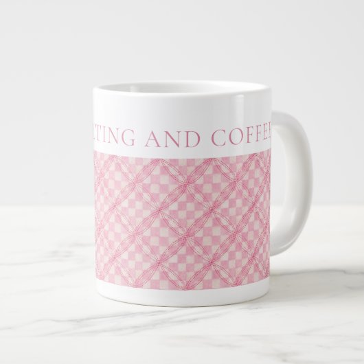 PINK KARO QUILT Große weiße Tasse + Text (Vorderseite Rechts)