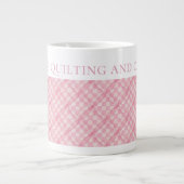 PINK KARO QUILT Große weiße Tasse + Text (Vorderseite)