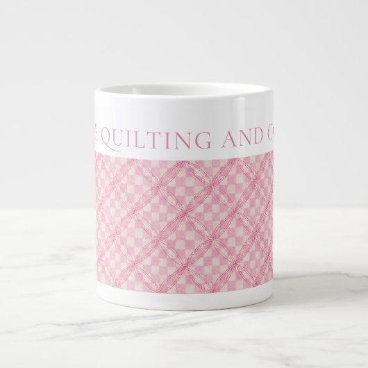 PINK KARO QUILT Große weiße Tasse + Text (Vorderseite)