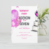 Pink Kickin it Soccer Birthday Party Einladung (Stehend Vorderseite)