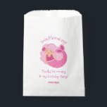 Pink Kids Mermaid Birthday Party Gefallen Taschen Geschenktütchen<br><div class="desc">Eine niedlich rosa Geburtstagsjubiläumstasche für Ihre Mädels Geburtstag. Es enthält eine skurrile Meerjungfrau mit dem niedlichen Wortspiel "You're Mermai-zing!". Niedliche Leckerei Taschen für die Geburtstagsparty eines Mädchens. Personalisieren Sie es mit dem Namen Ihrer Wahl. Kommt auch in aquamarin. Entworfen für Sie von BlackBerry Boulevard.</div>