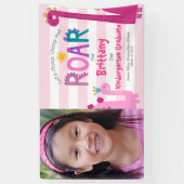Pink Kindergarten Abschluss Foto Dinosaur Girl Banner (Vertikal)