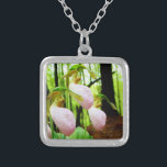 Pink Lady Slipper Wild Orchid Versilberte Kette<br><div class="desc">Pink Lady Slipper Wild Orchid Foto von Sandy Closs,  aufgenommen am Lake Arrowhead Ga. Hellrosa Slipform mit dunkelrosa Venen. Wildwuchs im Wald,  unter einigen Pinienbäumen rosa Blume Orchideen Blumenblumen Hochzeit Natur Beileid Frühling Wald Rose</div>