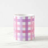 Pink Lila Pastell Modernes Gingham Monogram Kaffeetasse (Mittel)