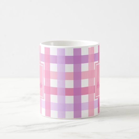 Pink Lila Pastell Modernes Gingham Monogram Kaffeetasse (Mittel)