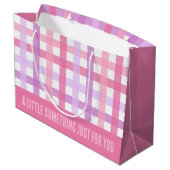 Pink Lila Pastell Modernes Gingham-Muster Große Geschenktüte (Rückseite Schrägansicht)