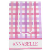 Pink Lila Pastell Modernes Gingham-Muster Mittlere Geschenktüte (Rückseite)