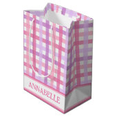 Pink Lila Pastell Modernes Gingham-Muster Mittlere Geschenktüte (Rückseite Schrägansicht)