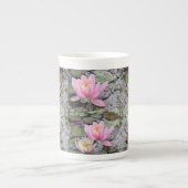 Pink Lilies auf einem Gartenteich mit kleinen Frös Porzellantasse (Vorderseite)