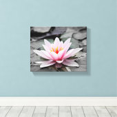 Pink Lily Blume mit schwarzem Hintergrund Leinwanddruck (Insitu (Holzboden))