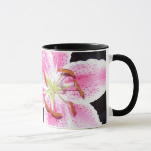 Pink Lily Delikate Pink Lily Blume auf schwarz Tasse