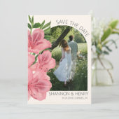 Pink Lily Floral Modern Wedding Save the Date Einladung (Stehend Vorderseite)