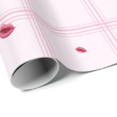 Pink Lip Prints on Plaid. Valentine's Day Geschenkpapier (Rolleneckpunkt)