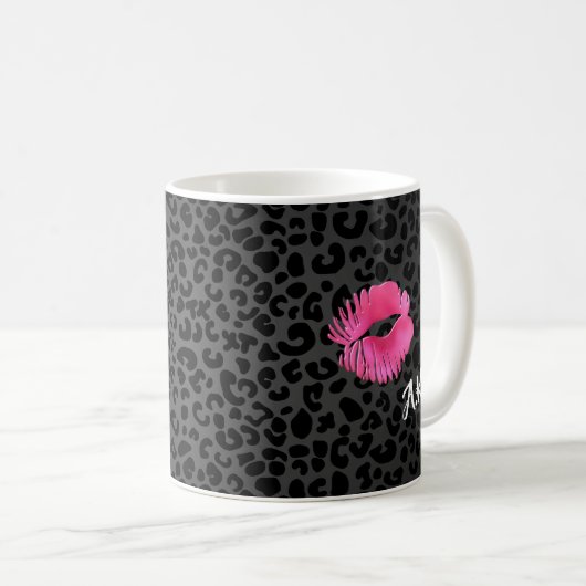 Pink Lipgloss Kuss-Schwarz-Leopard mit Monogramm Kaffeetasse (VorderseiteRechts)