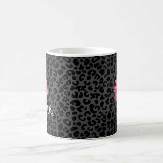 Pink Lipgloss Kuss-Schwarz-Leopard mit Monogramm Kaffeetasse (Mittel)