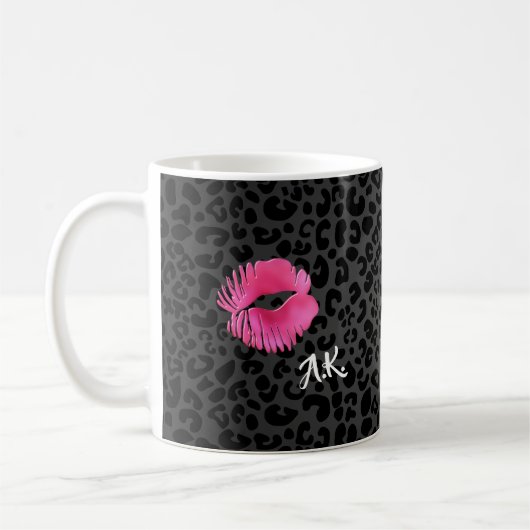 Pink Lipgloss Kuss-Schwarz-Leopard mit Monogramm Kaffeetasse (Links)