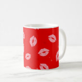 Pink Lipstick Kisses auf Red Background Pattern Kaffeetasse (VorderseiteRechts)