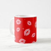 Pink Lipstick Kisses auf Red Background Pattern Kaffeetasse (Vorderseite Links)
