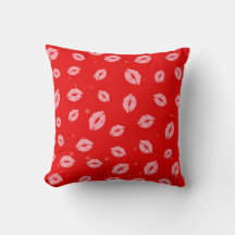 Pink Lipstick Kisses auf Red Background Pattern