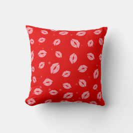 Pink Lipstick Kisses auf Red Background Pattern Kissen