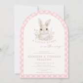 Pink Little Bunny Gingham Arch Baby Shower Einladung (Vorderseite)