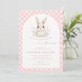 Pink Little Bunny Gingham Arch Baby Shower Einladung (Stehend Vorderseite)