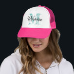 Pink-LKW-Hut für Frauen mit Vintagen Monogramm Truckerkappe<br><div class="desc">Pinkfarbener LKW-Hut für Frauen mit Vintagem Monogramm. Cooles typografisches Design für Mädchen,  Schwester,  Mama,  Ehefrau,  Hochzeitsbrauen, </div>