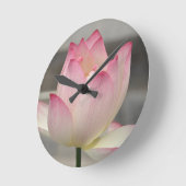 Pink Lotus Runde Wanduhr (Winkel)
