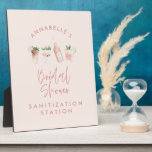 Pink mädchenhafte moderne Script Brautparty Saniti Fotoplatte<br><div class="desc">Pink mädchenhafte moderne Skript Brautparty Sanitizer Design.</div>