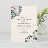 Pink Magnolia Floral | Elfenbeindusche und grüne B Einladung (Stehend Vorderseite)