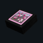 Pink Magnolias verkleidete Glastäuschung Erinnerungskiste<br><div class="desc">Elegante Rose rosa und weiße Magnolien in einem Buntglaseffekt. Delikat und fröhlich. Ideal für Kinder,  um Schmuck und andere Schätze zu lagern.</div>