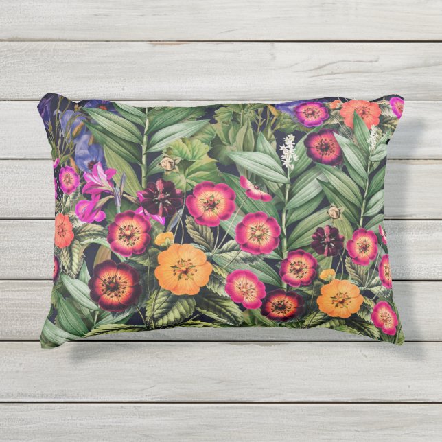 Pink Meadow Floral Kissen Für Draußen (Vorderseite)