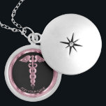 Pink Medical Symbol Caduceus - Personalisierte Loc Medaillon<br><div class="desc">Personalisierte Krankenpflege / Arzt Medizinisches Symbol Caduceus Pink Necklace bereit für Sie zu personalisieren. ✔ Hinweis: Nicht alle Vorlagenbereiche müssen geändert werden. 📌 Wenn Sie weitere Anpassungen benötigen, klicken Sie bitte auf den Button "Weitere Anpassungen vornehmen" oder "Design anpassen oder bearbeiten" und verwenden Sie unser Designwerkzeug, um die Größe, den...</div>