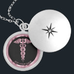 Pink Medical Symbol Caduceus - Personalisierte Loc Medaillon<br><div class="desc">Personalisierte Krankenpflege / Arzt Medizinisches Symbol Caduceus Pink Necklace bereit für Sie zu personalisieren. ✔ Hinweis: Nicht alle Vorlagenbereiche müssen geändert werden. 📌 Wenn Sie weitere Anpassungen benötigen, klicken Sie bitte auf den Button "Weitere Anpassungen vornehmen" oder "Design anpassen oder bearbeiten" und verwenden Sie unser Designwerkzeug, um die Größe, den...</div>