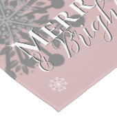 Pink Merry and Bright Schneeflocken Weihnachten Mittelgroßer Tischläufer (Ecke)
