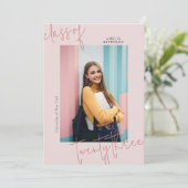 Pink Minimalistisch Modern Class of 2024 Abschluss Einladung (Stehend Vorderseite)