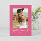 Pink Modern Elegante Script Foto Graduation Party Einladung (Stehend Vorderseite)