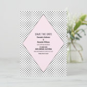 Pink Modern Polka Dots Save the Date einladen Einladung (Stehend Vorderseite)